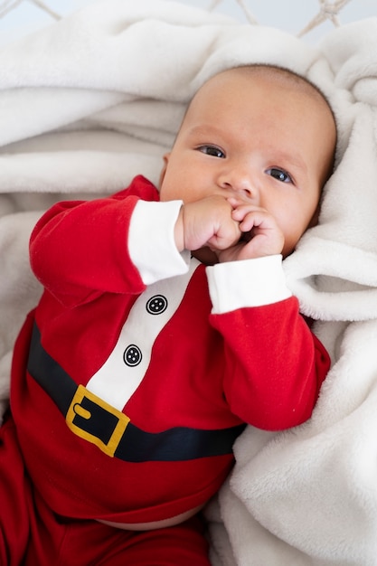 Lindo bebé vestido con ropa de santa claus