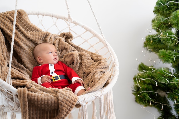 Lindo bebé vestido con ropa de santa claus