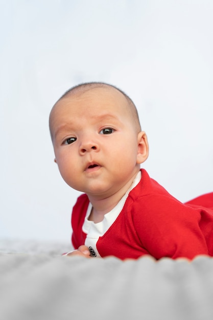 Foto gratuita lindo bebé vestido con ropa de santa claus