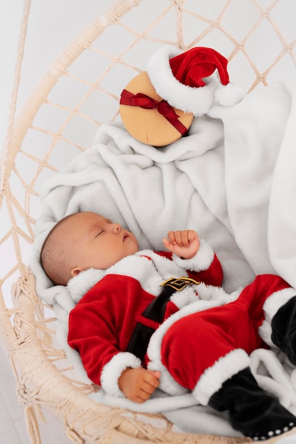 Lindo bebé vestido con ropa de santa claus