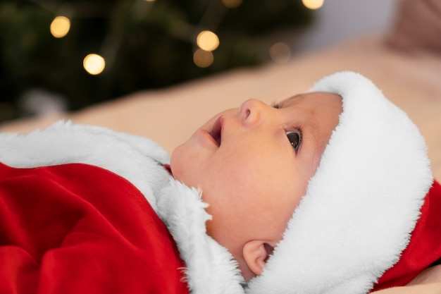 Lindo bebé vestido con ropa de santa claus