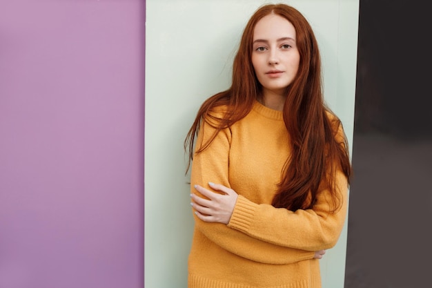 lindo cabello rojo mujer joven al aire libre