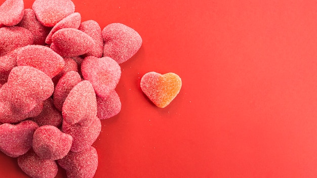 Foto gratuita lindo caramelo escucha montones de corazones