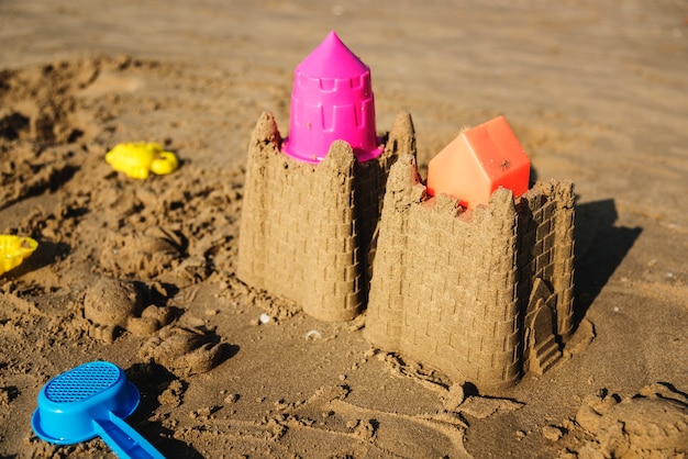 Lindo castillo de arena en la playa