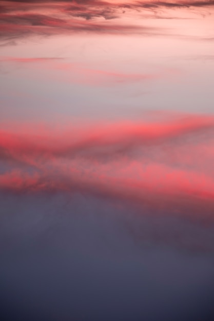 Foto gratuita lindo cielo nublado en tonos rosas