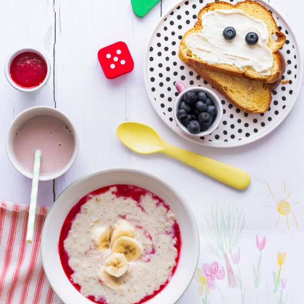 Lindo desayuno para niños, tostadas de queso crema y arándanos.