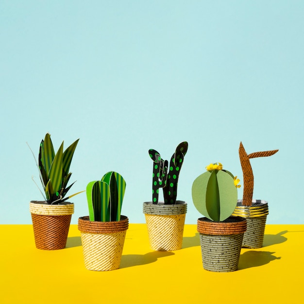 Foto gratuita lindo estilo de corte de papel de cactus artificial y copia espacio de fondo