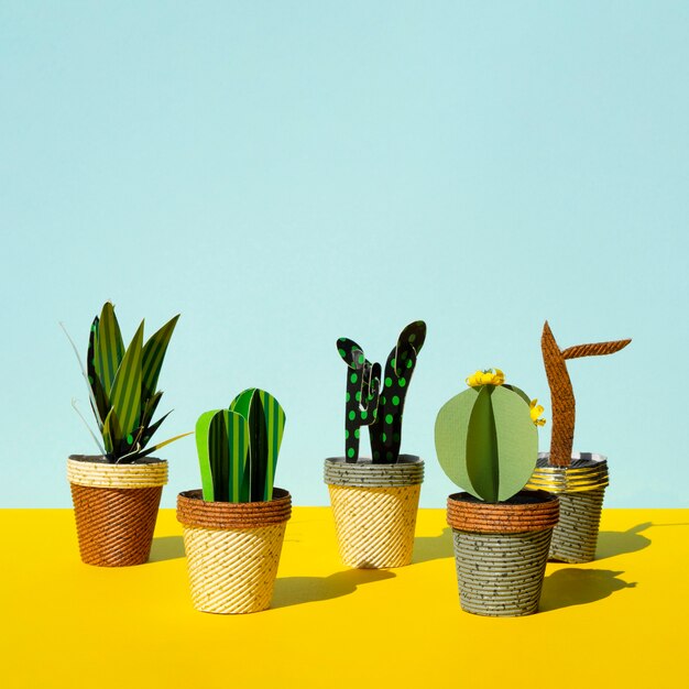 Lindo estilo de corte de papel de cactus artificial y copia espacio de fondo