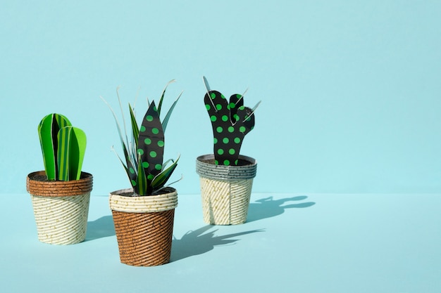 Foto gratuita lindo estilo de corte de papel de cactus artificiales