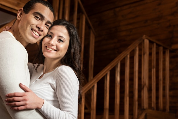 Foto gratuita lindo hombre y mujer sonriendo juntos