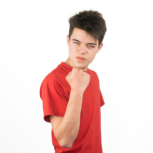 Lindo joven en camiseta roja ser confidente