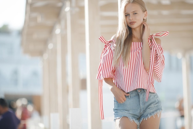 lindo joven mujer retrato al aire libre