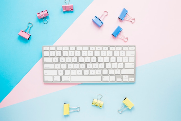 Foto gratuito lindo lugar de trabajo con teclado y clips
