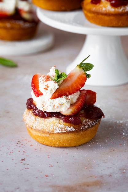 Foto gratuita lindo mini tarta de fresas en una mesa