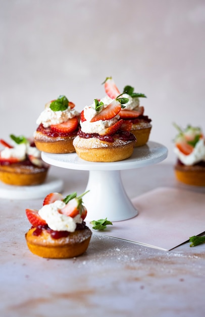 Foto gratuita lindo mini tarta de fresas en un soporte