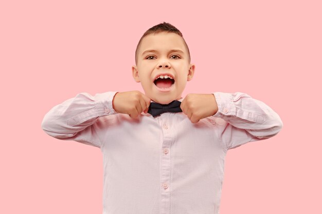 Lindo muchacho adolescente elegante sobre fondo rosa