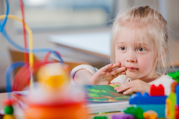 Lindo niña de edad preescolar mirando a otro lado