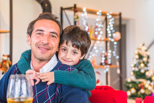 Foto gratuita lindo niño abrazando padre