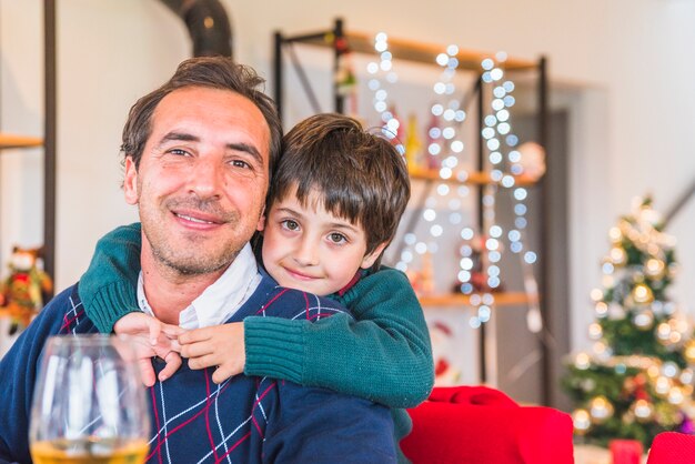 Lindo niño abrazando padre