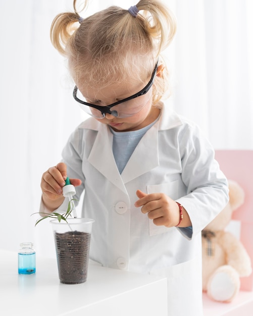 Lindo niño aprendiendo sobre ciencia con plantas.
