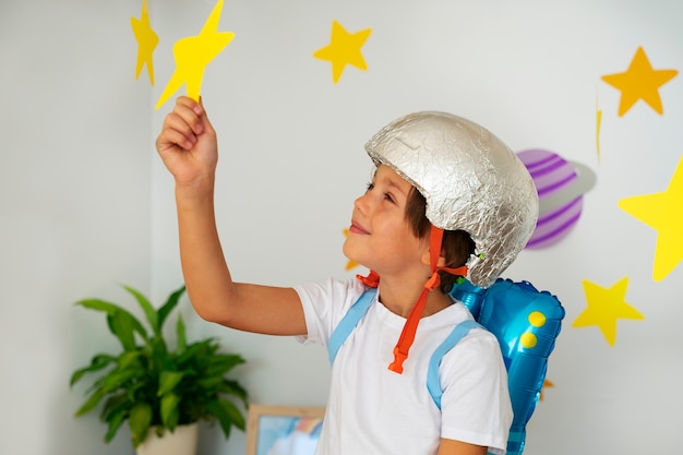 Lindo niño astronauta jugando