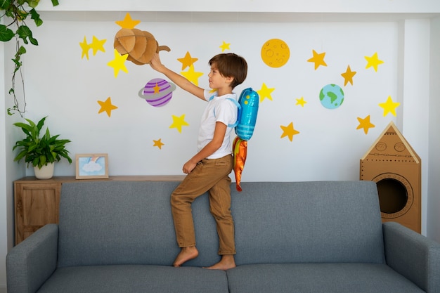 Lindo niño astronauta jugando