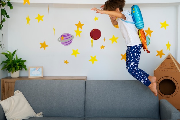 Lindo niño astronauta jugando