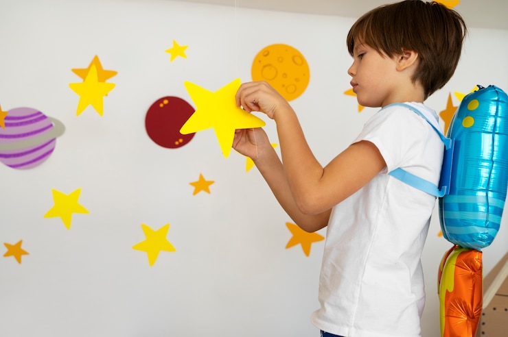 Foto gratuito lindo niño astronauta jugando