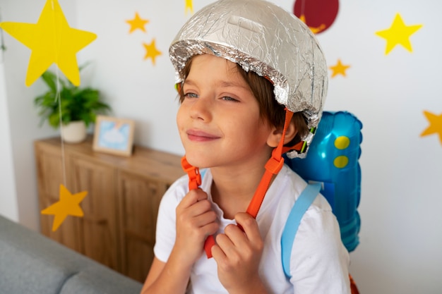 Foto gratuita lindo niño astronauta jugando