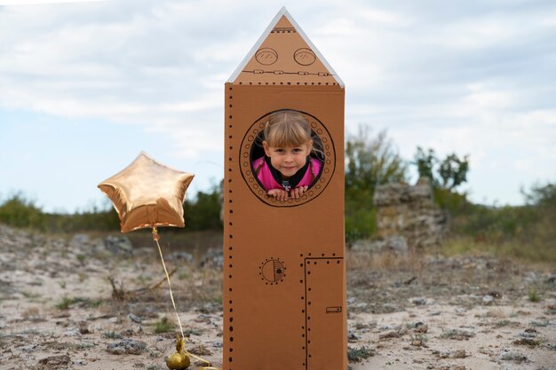 Lindo niño astronauta jugando