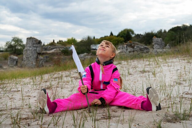 Lindo niño astronauta jugando