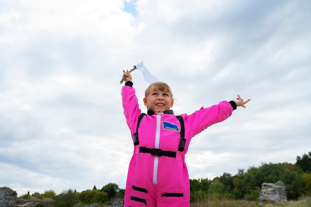 Lindo niño astronauta jugando