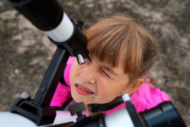 Lindo niño astronauta jugando