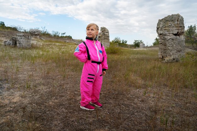 Lindo niño astronauta jugando