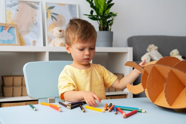 Lindo niño astronauta jugando