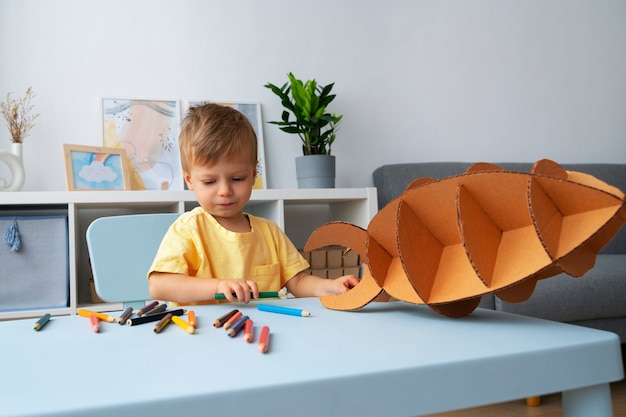 Lindo niño astronauta jugando