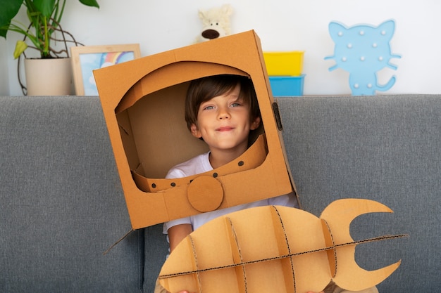 Foto gratuita lindo niño astronauta jugando