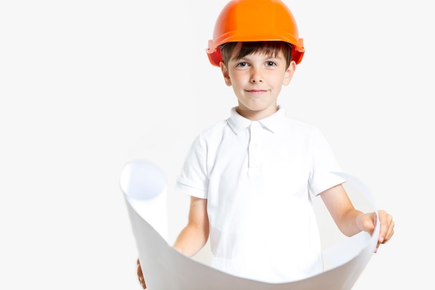 Foto gratuita lindo niño con casco de seguridad