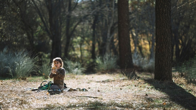 Lindo niño comiendo en la naturaleza