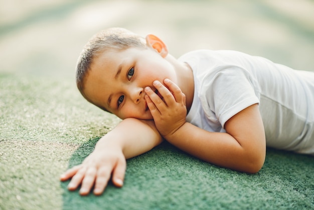 Lindo niño se divierte en un patio de recreo