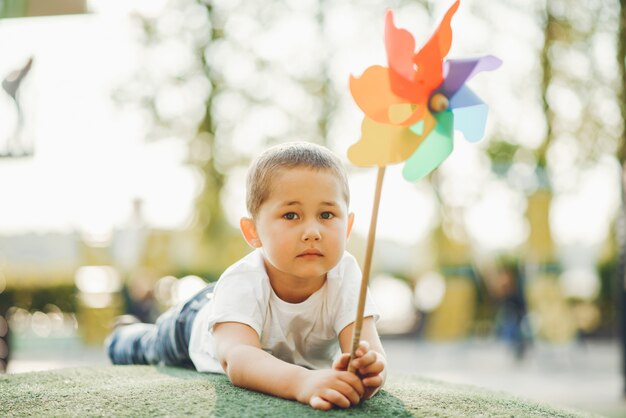 Lindo niño se divierte en un patio de recreo