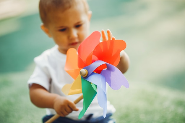 Foto gratuita lindo niño divirtiéndose en un patio de recreo