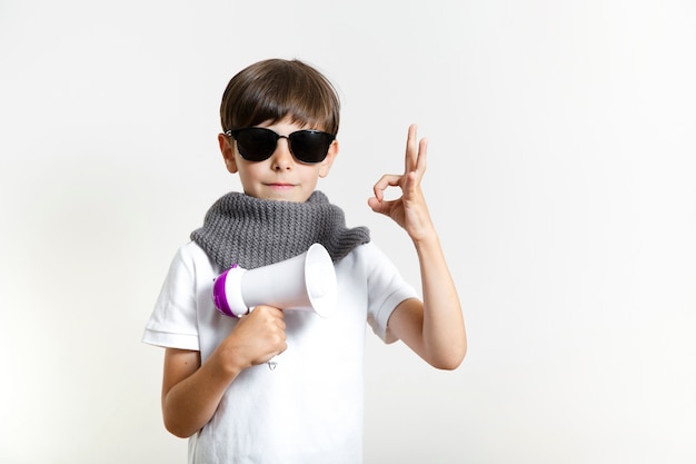 Foto gratuita lindo niño con gafas de sol