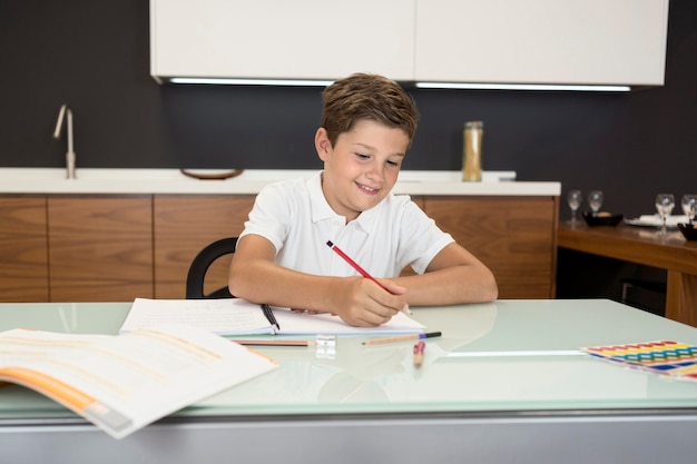 Lindo niño haciendo su tarea