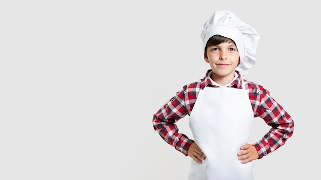 Lindo niño haciéndose pasar por un chef