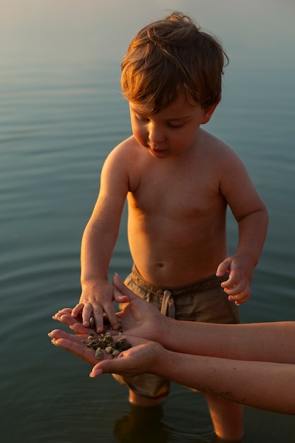 Foto gratuita lindo niño jugando en la playa