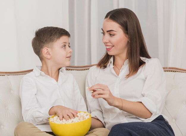 Foto gratuita lindo niño mirando a su madre