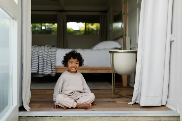 Lindo niño negro sonriendo