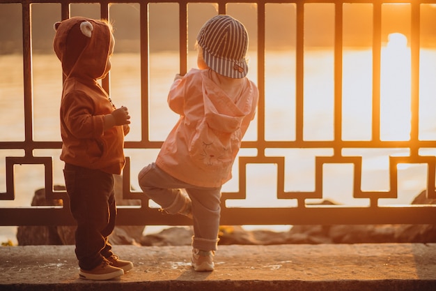 Lindo niño y niña juntos en el parque otoñal