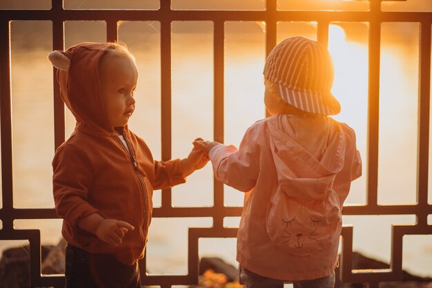 Lindo niño y niña juntos en el parque otoñal